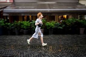 Девушка бежит под дождем