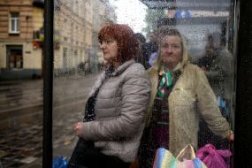 Люди на зупинці громадського транспорту