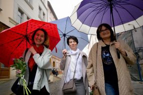 Женщины гуляют под дождем