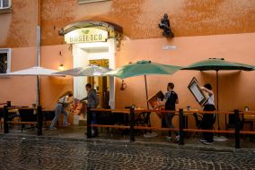 Летняя площадка кафе во время дождя