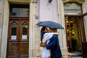 Пара под зонтиком