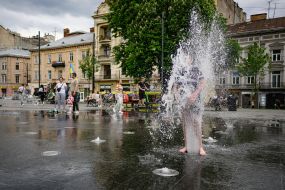 Человек на пешеходном фонтане
