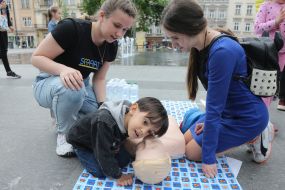 Defibrillator training in Lviv