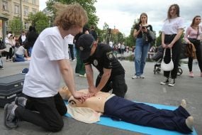 Defibrillator training in Lviv