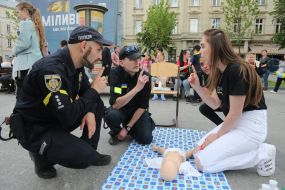 Defibrillator training in Lviv