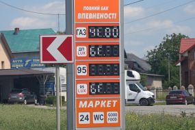 Табло с ценами возле АЗС во Львовской области