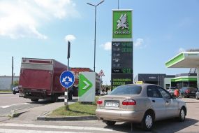 Очередь из автомобилей на заправке во Львовской области