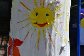 A tree with children's drawings, which symbolizes the restoration of Ukraine, in Zaporozhye
