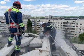 Rescuers dismantle debris in Kharkiv