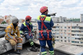 Rescuers dismantle debris in Kharkiv