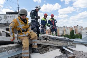 Rescuers dismantle debris in Kharkiv