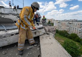 Rescuers dismantle debris in Kharkiv