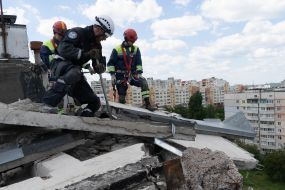 Rescuers dismantle debris in Kharkiv