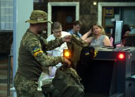 Проверка багажа на железнодорожном вокзале Киева