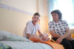 Elena Rychkova with her son Svyatoslav, who suffered as a result of the armed aggression of the Russian Federation, at the clinic
