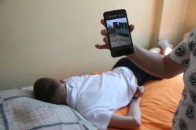 Олена Ричкова демонструє фото залишків будинку