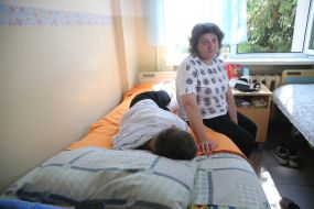 Олена Ричкова з сином Святославом, який постраждав внаслідок збройної агресії рф