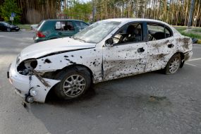 Следы от пуль на автомобиле в Ирпене