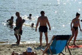 Люди відпочивають на пляжі