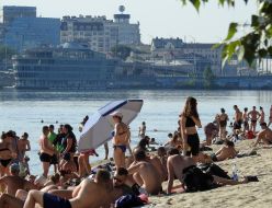 Люди відпочивають на пляжі