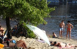 Люди відпочивають на пляжі