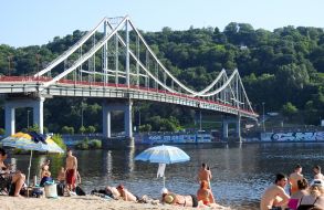 Люди відпочивають на пляжі