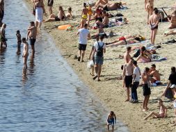 Люди відпочивають на пляжі