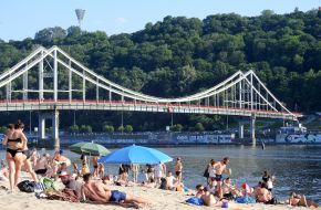 Люди отдыхают на пляже