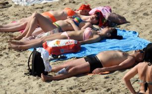 Люди загорают на пляже