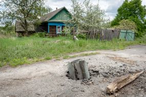 The "Hurricane" rocket got stuck on the road in the village of Kuhari