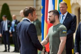 Volodymyr Zelenskyy and Emmanuel Macron