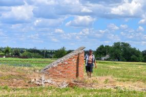 A man in the village of Vozdvyzhivka