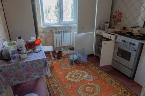 Поврежденная в результате обстрела квартира