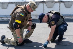 Прокурор и эксперт-взрывотехник проводят расследование на крыше дома