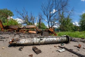 Гранатомет лежит на дороге возле сожженного грузовика