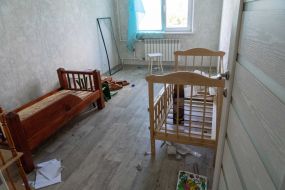 Поврежденная в результате обстрела квартира