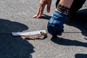 Прокурор и эксперт-взрывотехник проводят расследование на крыше дома