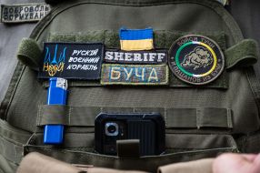 Наклейки на бронежилете бойца Бучанской самообороны