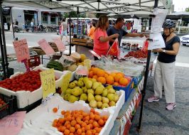 Fruit trade at the Market Square in Örebro (Sweden)