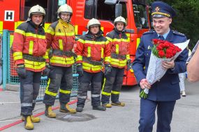 Запорізький рятувальник зробив пропозицію нареченій під час навчань з евакуації в дитсадку