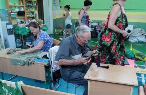 Kyiv volunteers make camouflage nets and suits for the Armed Forces