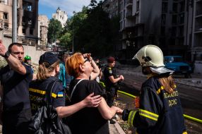 SES psychologists near a woman