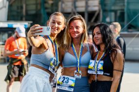 Девушки делают селфи после финиша благотворительного забега "I'm Ukrainian" в поддержку ВСУ