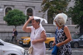 Passers-by during the rain in Kyiv