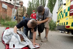 Мужчина возле  тела погибшей супруги