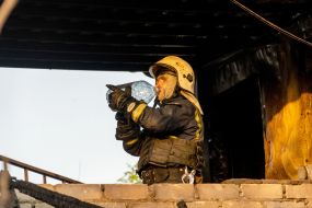 Сотрудник ГСЧС пьет воду