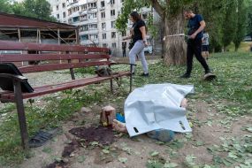 Тело погибшей во время обстрела женщины