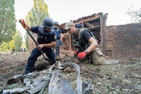 Саперы ищут обломки снаряда