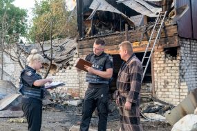 Сотрудники полиции опрашивают пострадавших