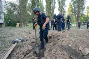 Саперы ищут обломки снаряда